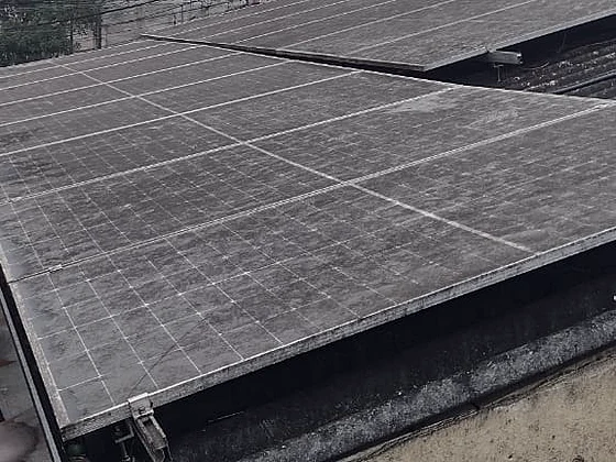 Placas solares com camada de poeira, superfície opaca