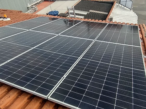 Placas solares limpas, superfície refletindo a luz
