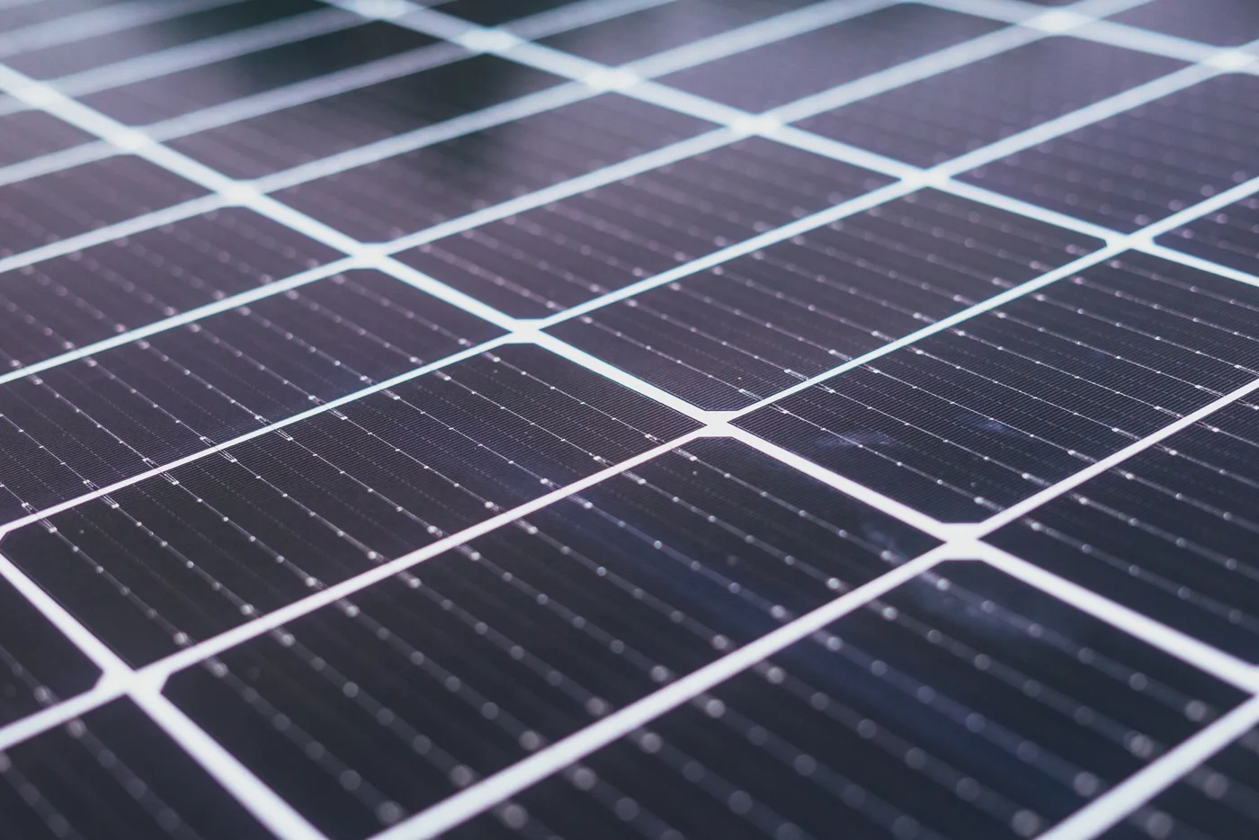 Detalhe da superfície de um painel fotovoltaico