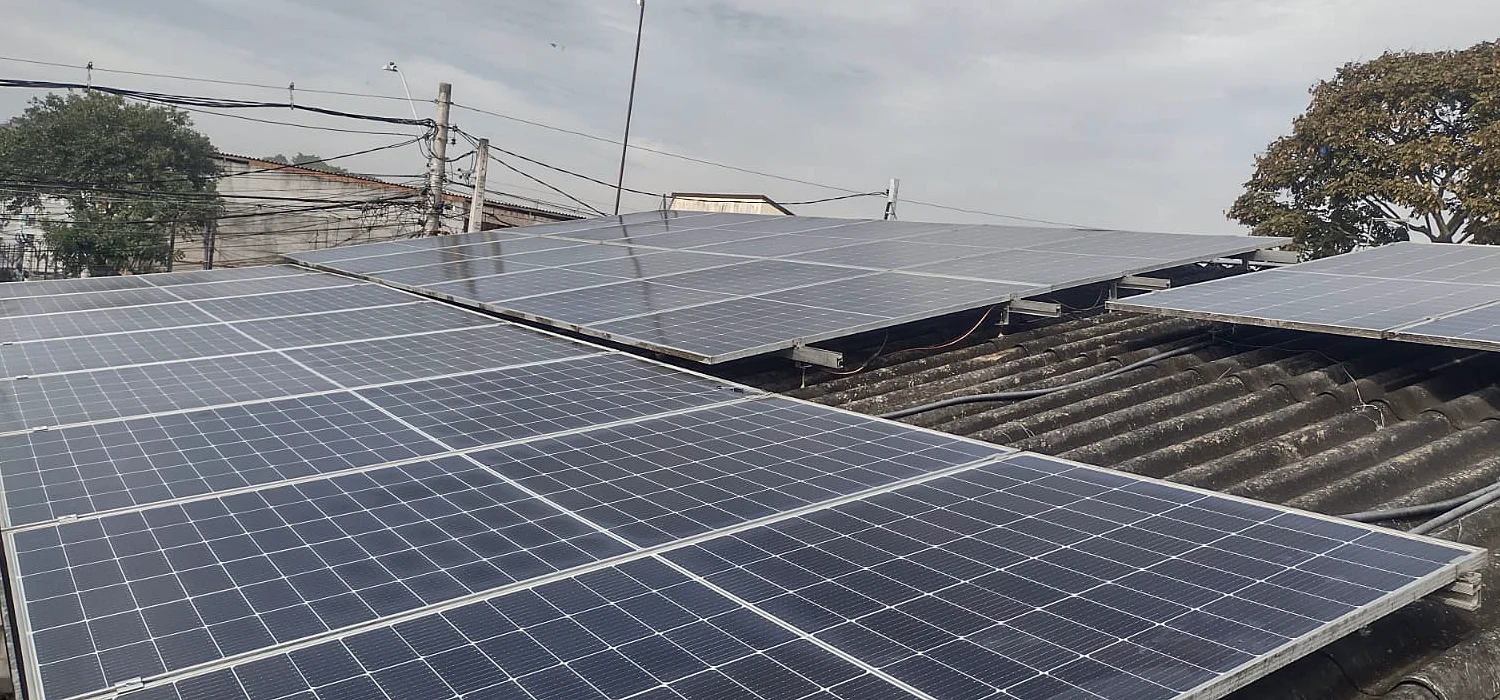 Placas solares limpas em telhado de fibrocimento